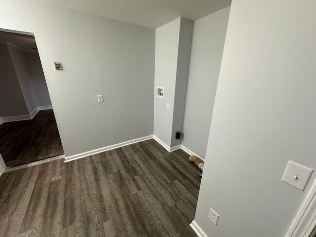 Building Photo - 4 Bedroom 3 Bathroom