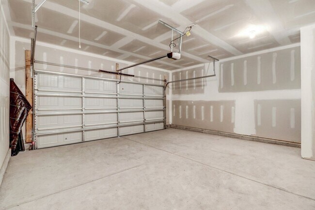 Building Photo - DRAKE ESTATES 3 BR | 2 BA Townhome w/ 2-Ca...