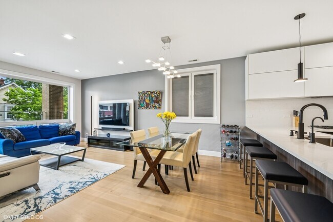 Building Photo - 2149 W Belmont Ave