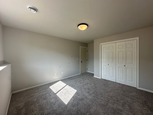Building Photo - 4-Bedroom, 2-Bathroom Twin Home in South Fargo!