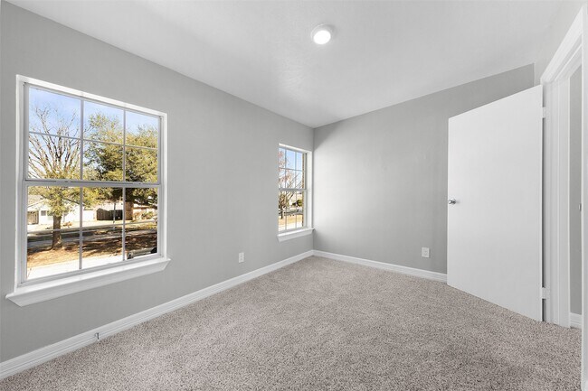 Building Photo - 2523 W Greens Rd