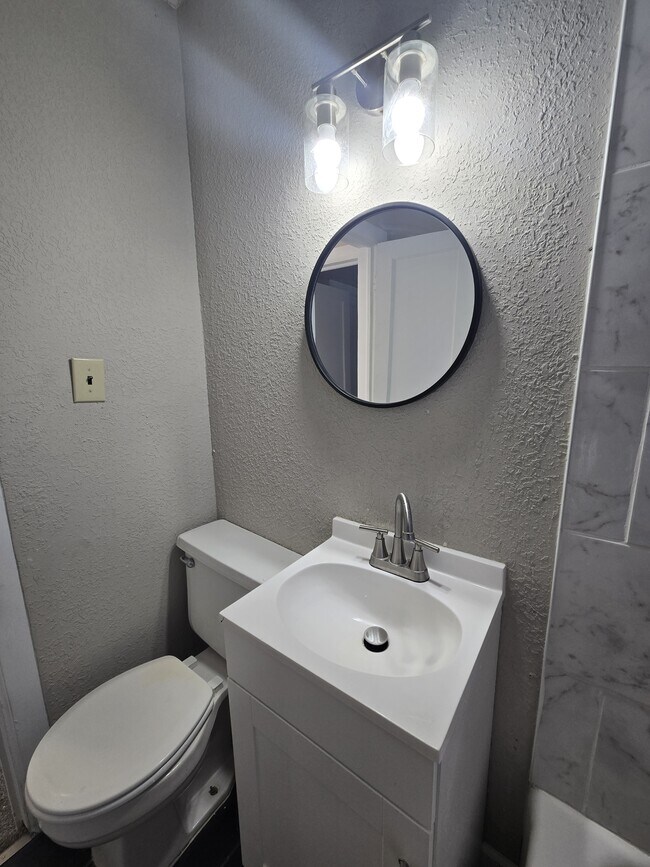 Building Photo - 1642 N Erie St