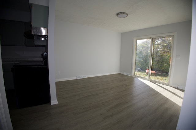 Building Photo - Stunning Fully Renovated 2-Bedroom, full b...