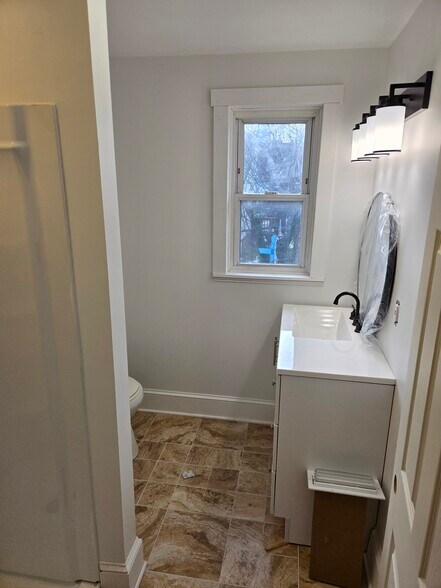 Bathroom - 1414 Willison St