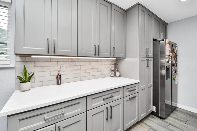 Building Photo - 834 Ellington St