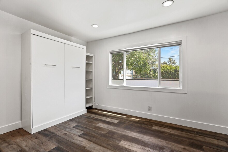 Building Photo - 1321 W 36th Pl