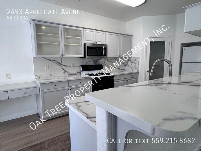 Building Photo - 2493 Applegate Ave