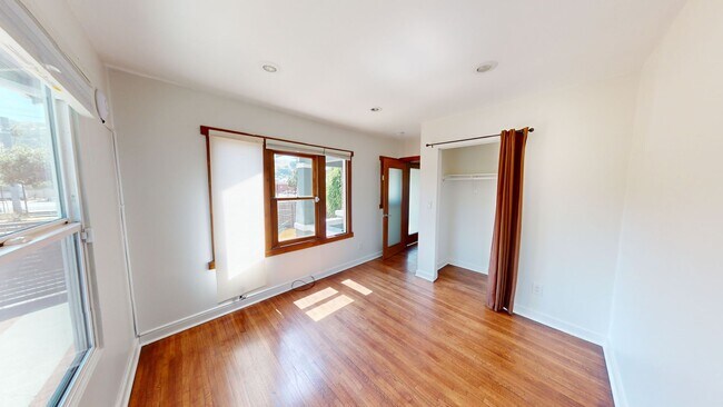 Building Photo - Stunning 2 Bedroom 2 Bath Home - Ideal Loc...