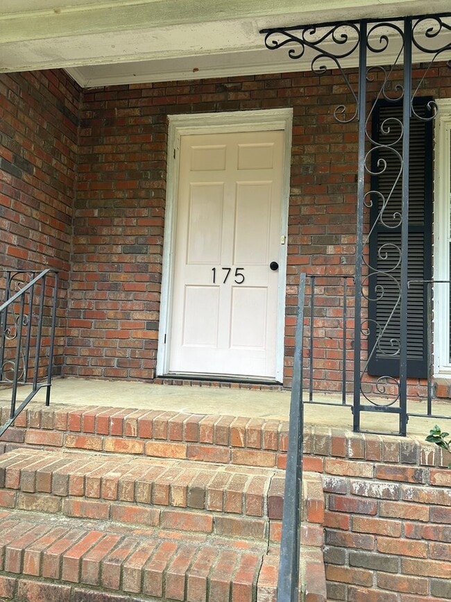 Building Photo - Large Home on the Eastside on a deadened street - Pre Lease