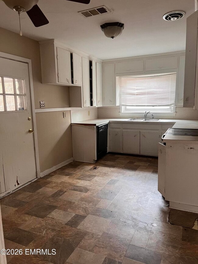 Building Photo - 107 Oak Ridge Dr