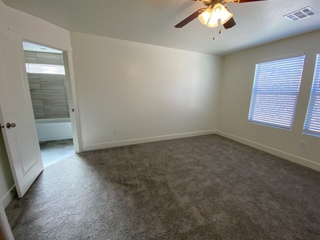 Building Photo - Beautiful 4 bed and 2.5 Bath in Desert Bluff Townhomes at Desert Canyons