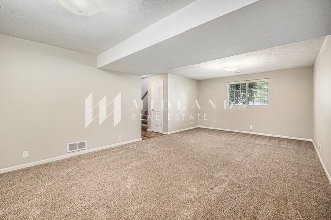 Building Photo - Bellevue Split Entry