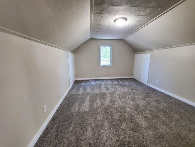 Building Photo - 4-Bedroom, 2-Bath Home Near Drake University - Fenced Backyard