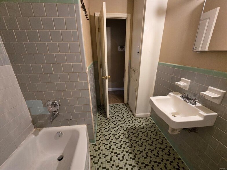 Building Photo - 1809 Midway St