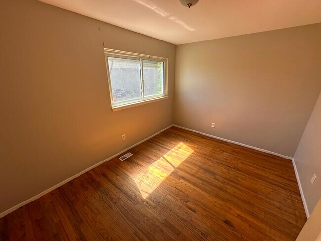 Building Photo - Awesome Eastpointe Ranch with finished basement