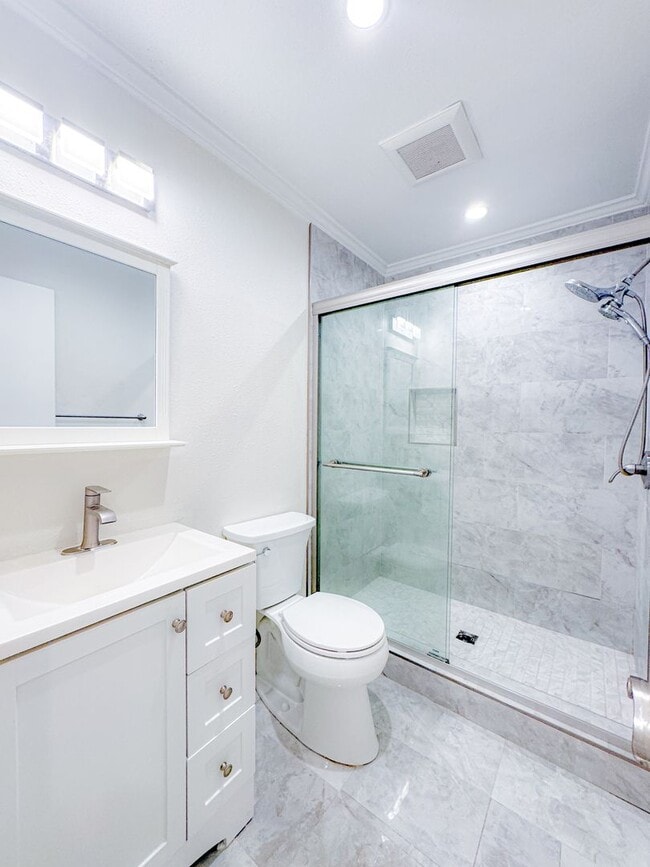 Building Photo - Beautiful 2bd 2ba