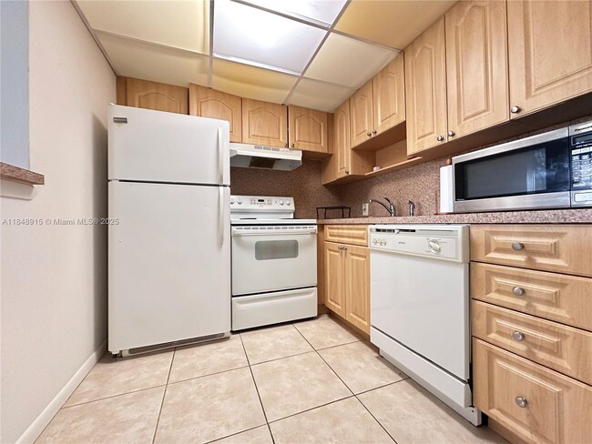 Building Photo - 569 Fanshaw N