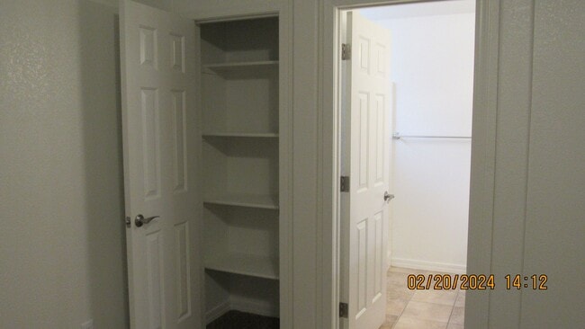 Building Photo - 3 bed 2 bath 2 car garage near high school
