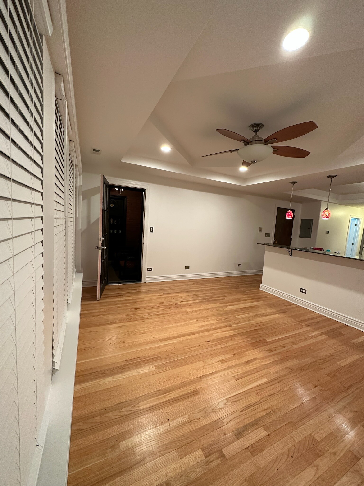 Living room - 6709 N Lakewood Ave