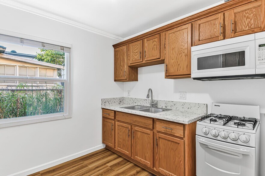 Building Photo - 1631 E 4th St