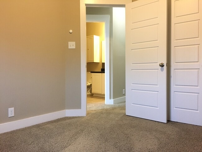 Building Photo - BEAUTIFUL TOWNHOUSE IN CRESTVIEW