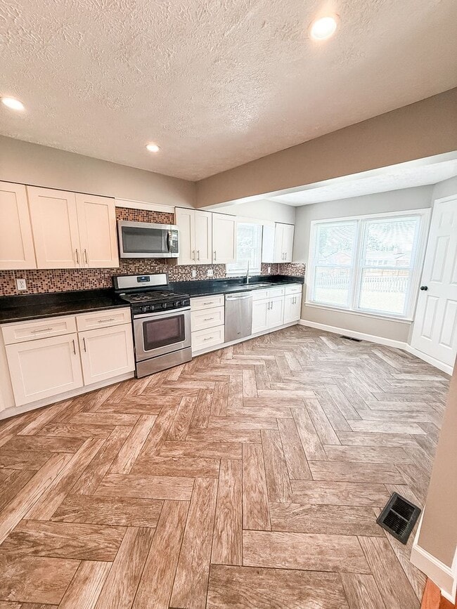 Building Photo - Charming Cape Cod in Halls