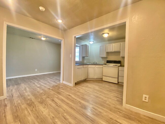 Building Photo - Newly renovated 3 bed 1 bath now available...