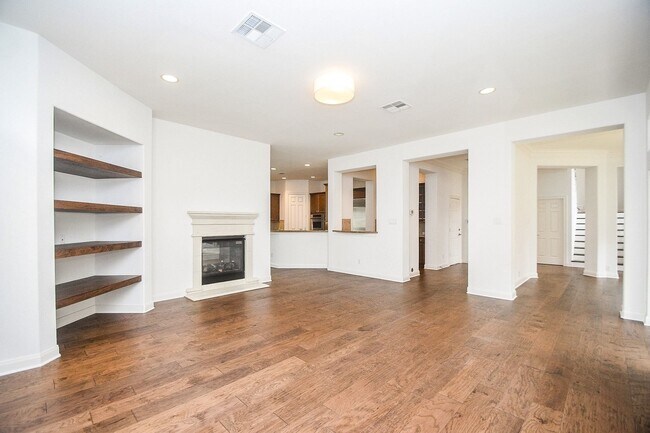 Building Photo - 2826 Tudor Manor