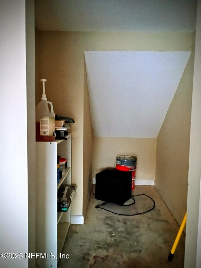 Building Photo - 425 Oasis Ln