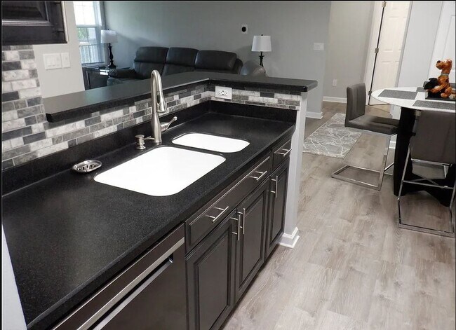 Building Photo - 14940 Lenox Dr