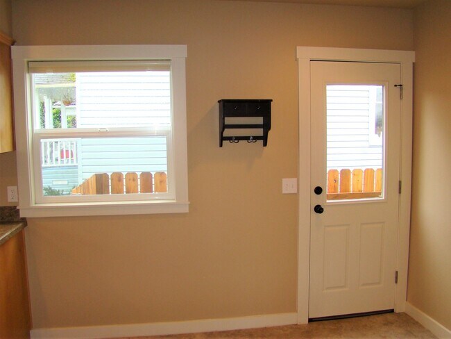 Building Photo - Charming 3 bedroom, 2 bath home