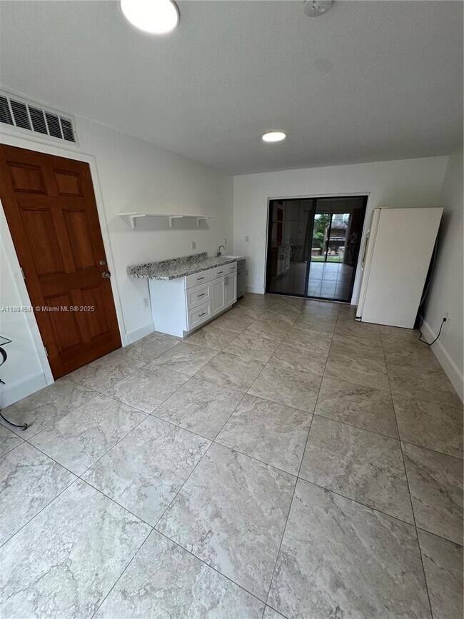 Building Photo - 15730 SW 103rd Ave