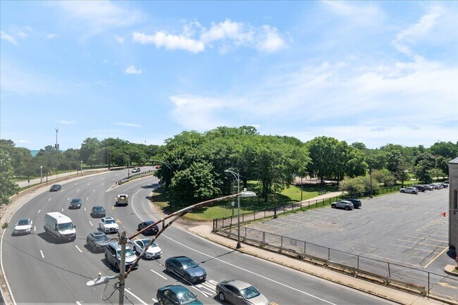 Building Photo - 5701 N Sheridan Rd