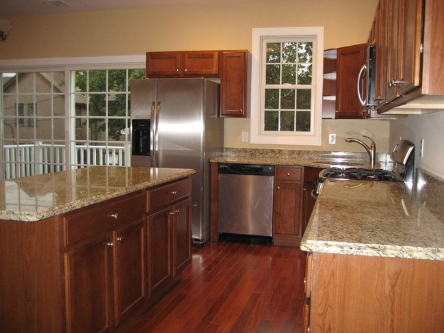 Building Photo - 330 Maple Ave