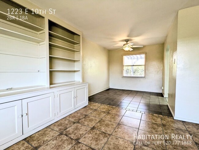 Building Photo - Pre-Lease!! Spacious 2 bed/1 bath Universi...