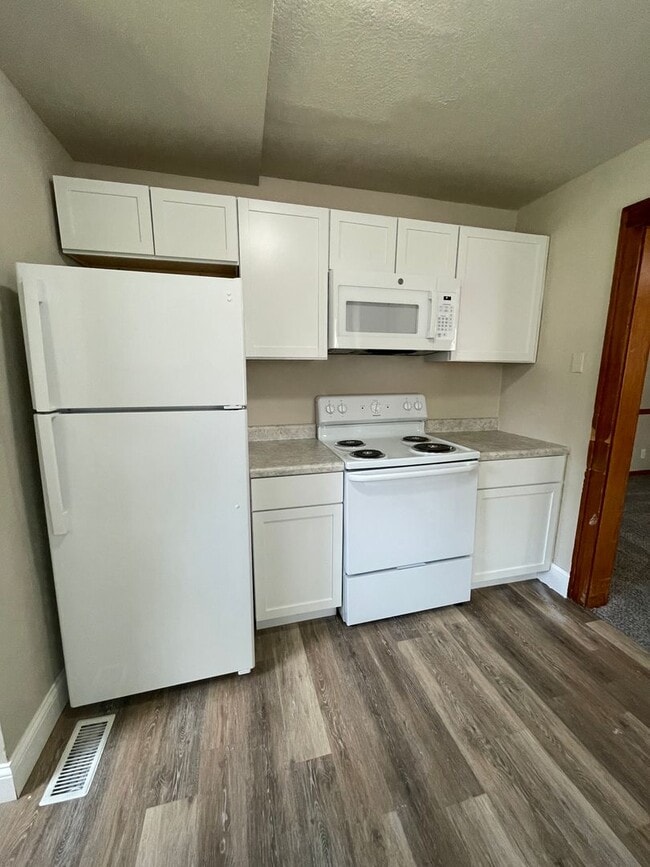 Building Photo - Remodeled 3 Bedroom , 1 Bath Home!