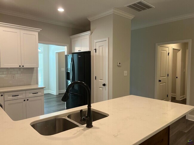 Building Photo - 250 High Ridge Ct