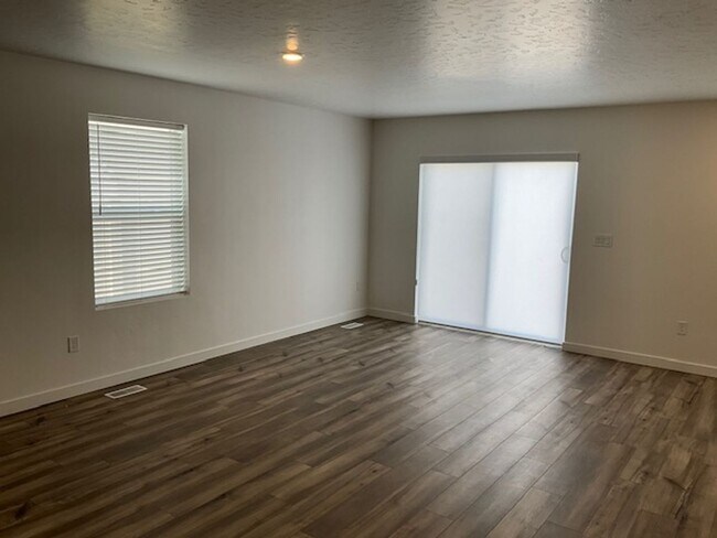 Building Photo - Single Story 3 bedroom Home