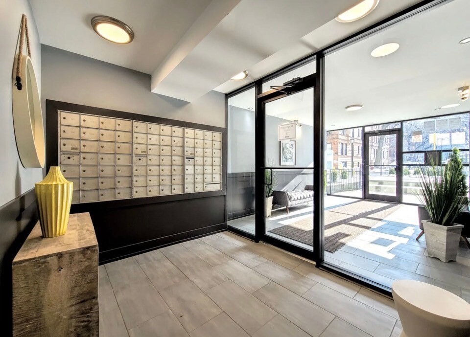 Building Photo - 530 W Surf St