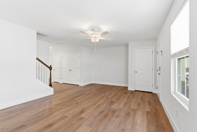 Building Photo - Beautiful 3 Bedroom 2.5 Bath Townhome in East Main Meadows