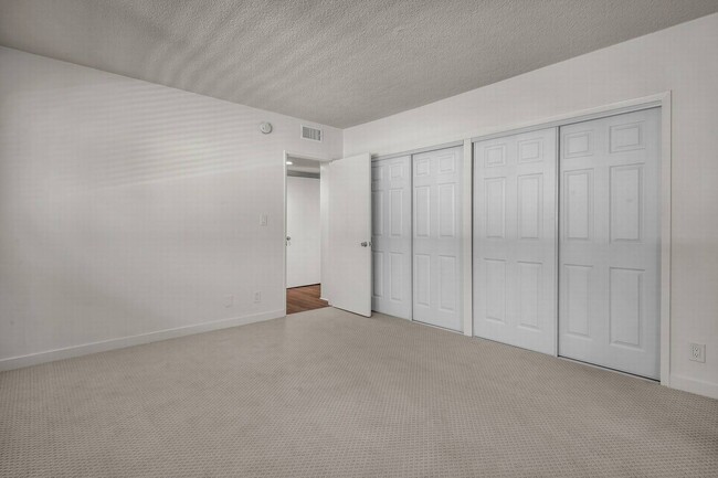 Building Photo - Stunning HUGE Top-floor 2+2 Unit