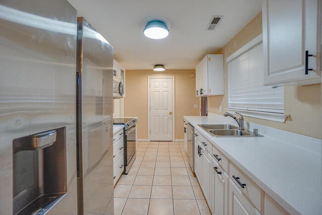 Building Photo - THREE BEDROOM HOUSE IN VANCOUVER