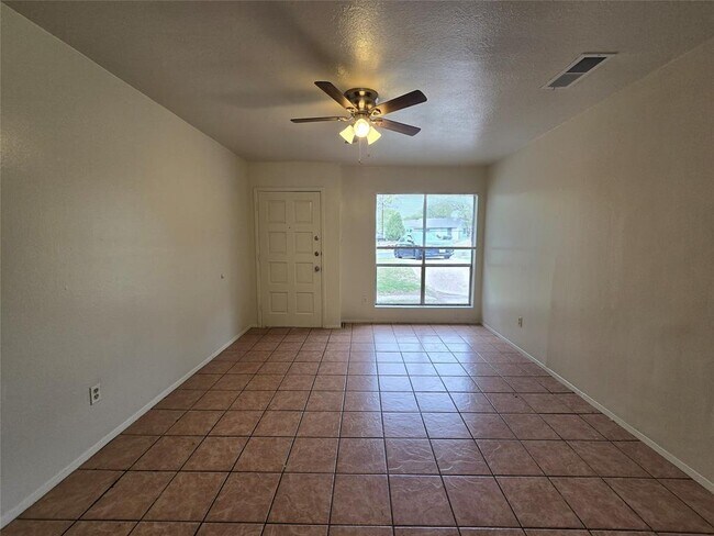 Building Photo - 1109 Village Green Dr