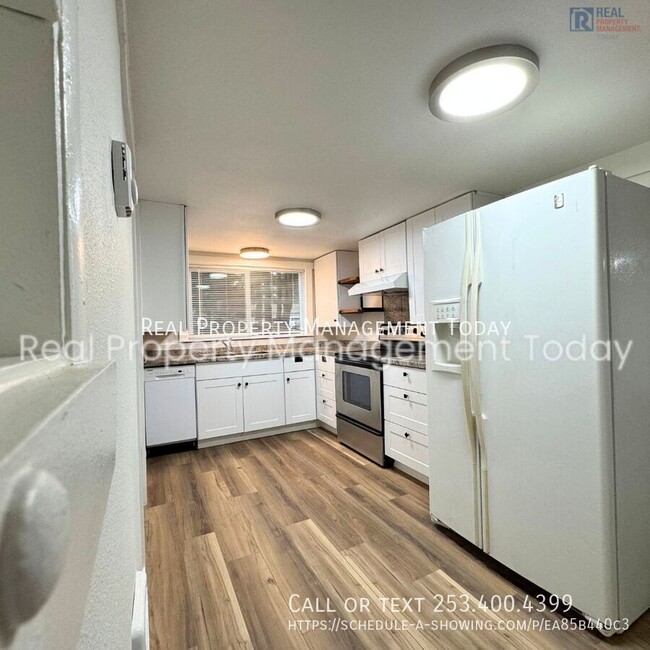 Building Photo - Beautiful remodeled 3 bed 1.5 bath with de...