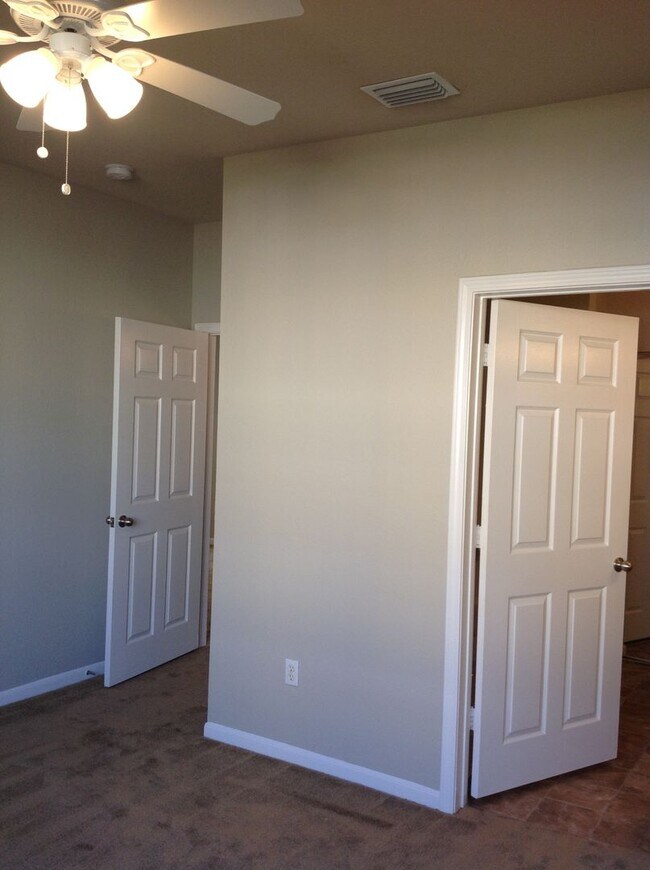 Building Photo - Move-in Ready first floor 2/2 Condo in Lee...