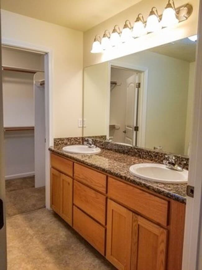 Building Photo - Clean 2 Bedroom. 2 bath apartment