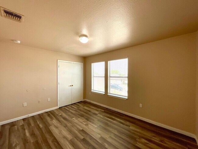 Building Photo - **APPLICATION RECEIVED** *MOVE IN SPECIAL* Spacious 3BR Two-Story Near Lackland AFB with Fenced B...