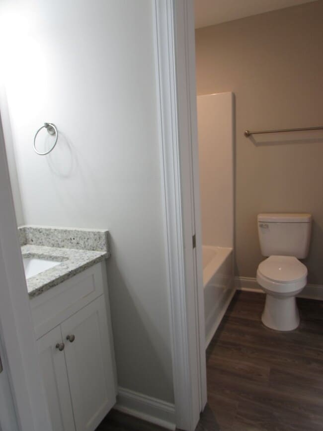 Building Photo - Great 3 Bed/1.5 Bath Home in the Heart of Hickory - Open Floor Plan - Modern Kitchen - Flat Backy...