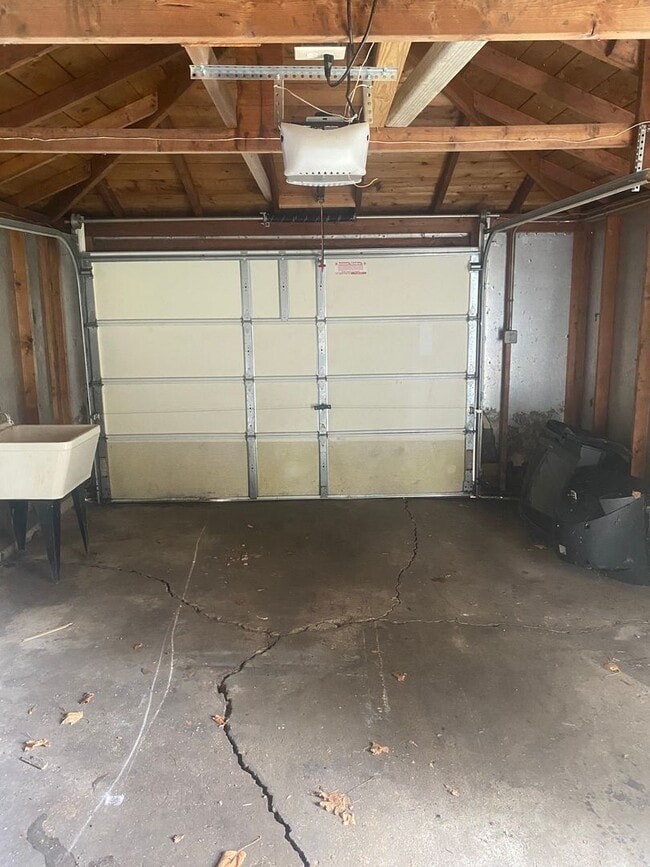 Building Photo - 2 Bedroom Single Family Ranch