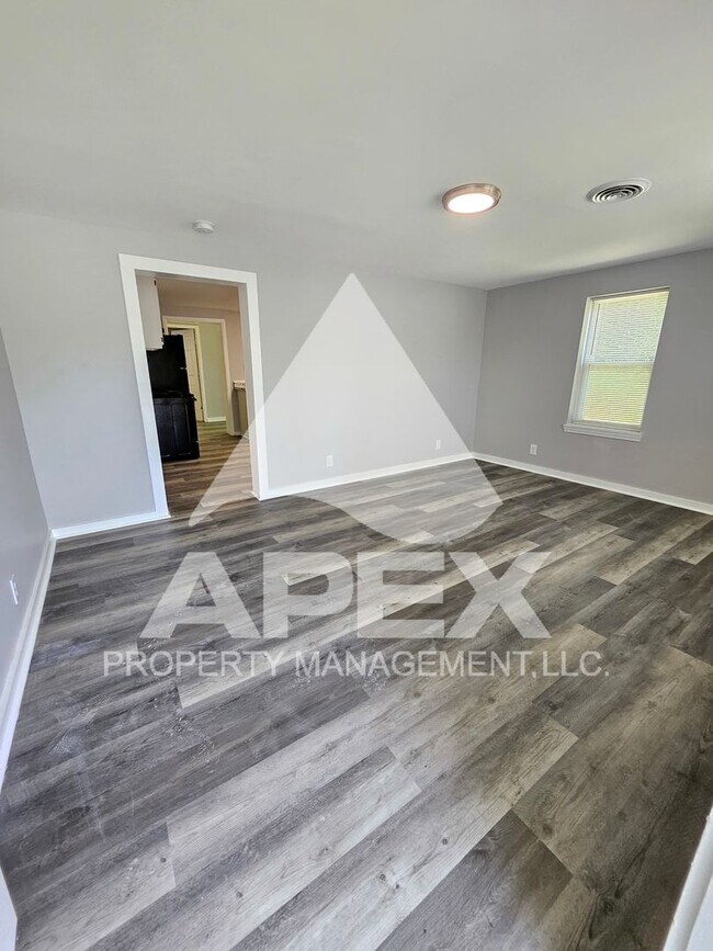 Building Photo - Renovated Craftsman Style 3 Bd 1.5- Ba Single Family Home in North Knox!